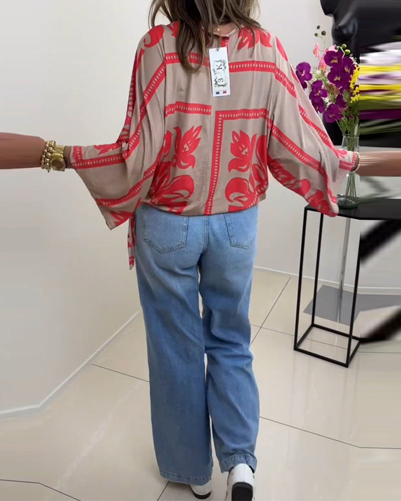 Uformelt topp med rund hals og lange ermer med trykk