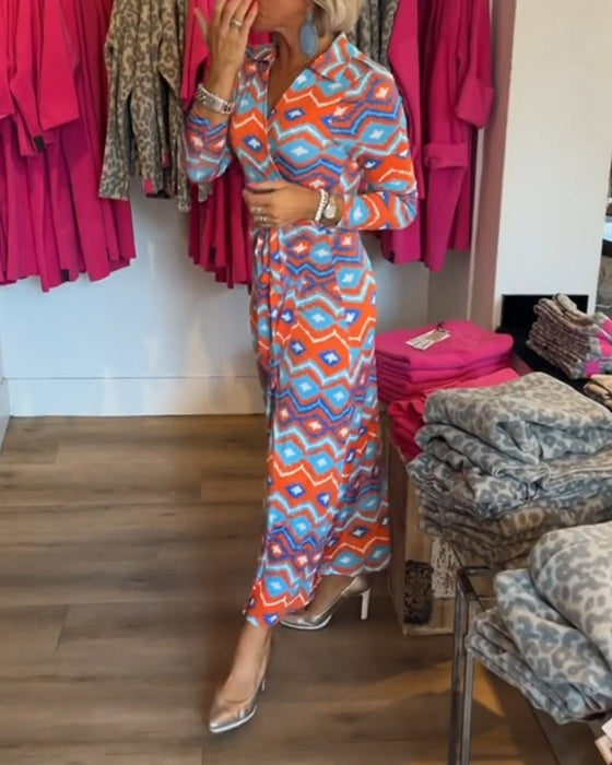 Fargerike jakkeslagskjole med trykk