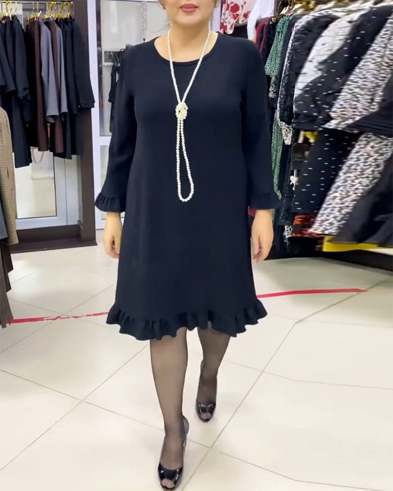 Ensfarget kjole med lappete og volanger