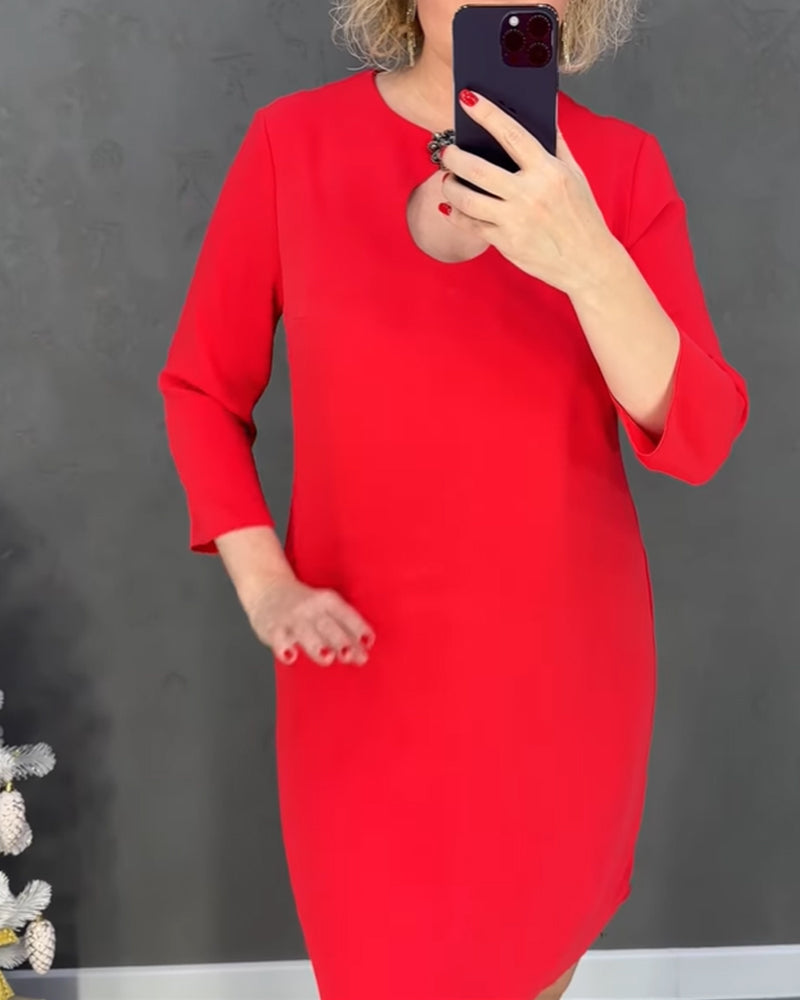 Elegant ensfarget kjole med rund hals