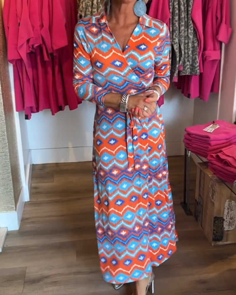 Fargerike jakkeslagskjole med trykk