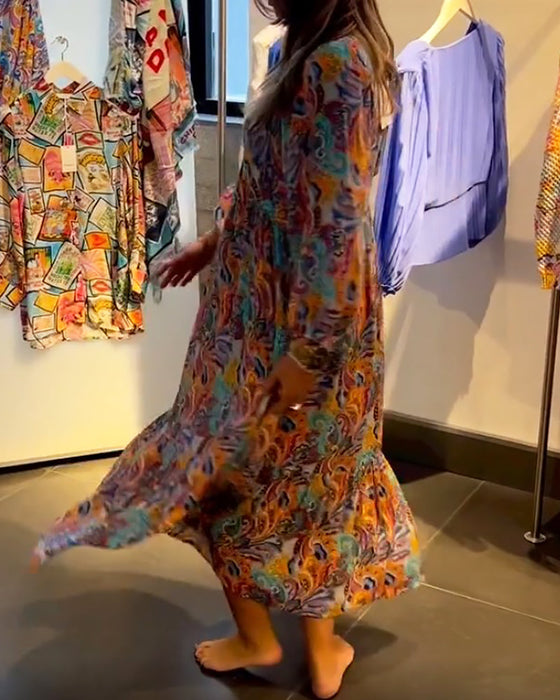 Lang kjole med A-linjet trykk og V-hals