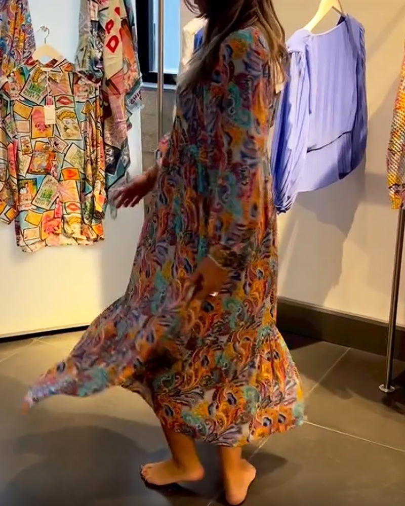 Lang kjole med A-linjet trykk og V-hals