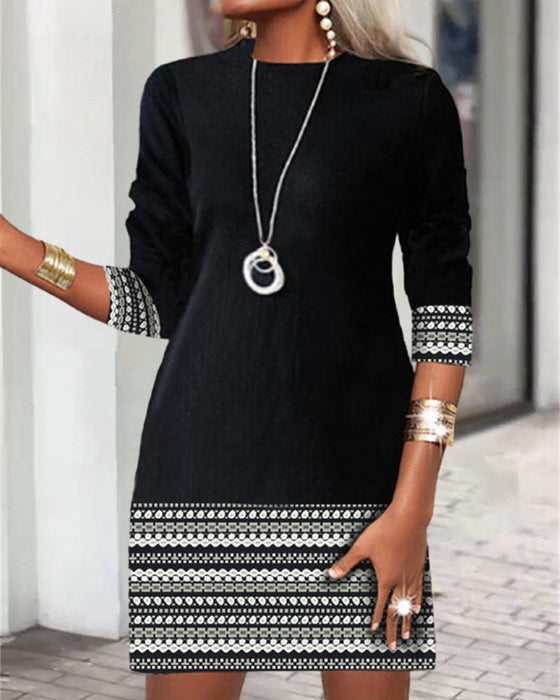 Uformell kjole med patchwork-trykk