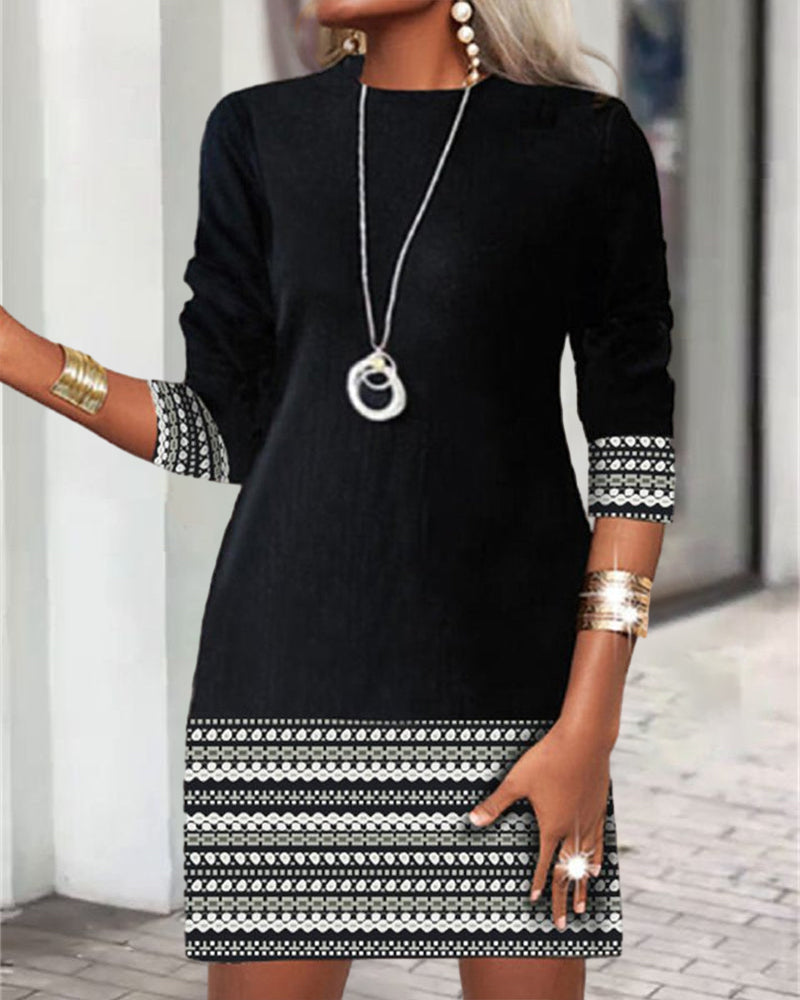 Uformell kjole med patchwork-trykk