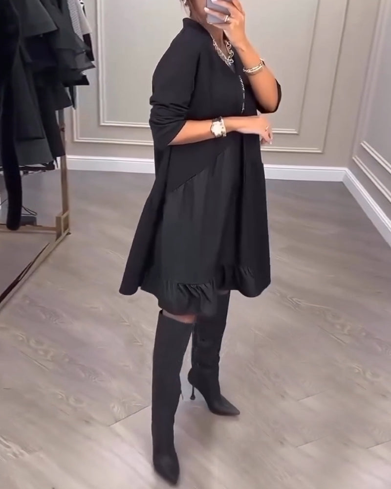 Kjole med kunstnerisk preg og V-hals