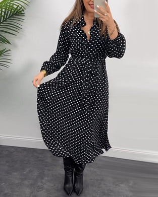 Elegant kjole med prikkete jakkeslag