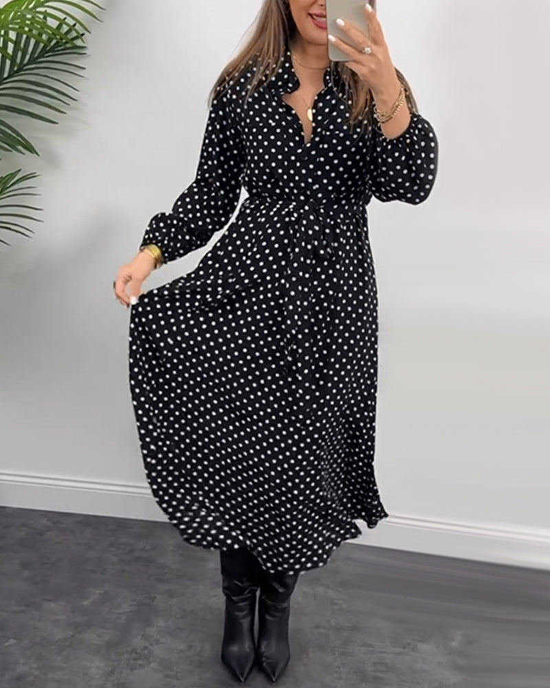 Elegant kjole med prikkete jakkeslag