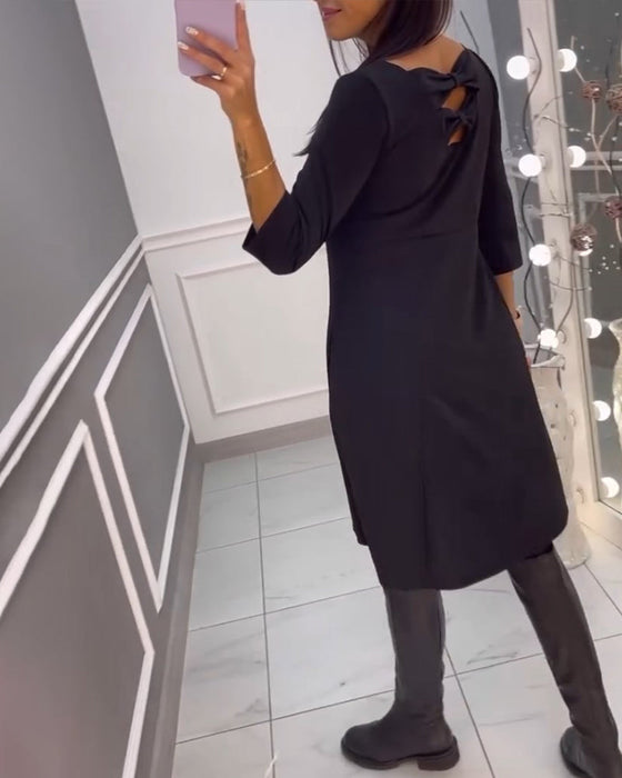 Ensfarget kjole med sløyfe bak