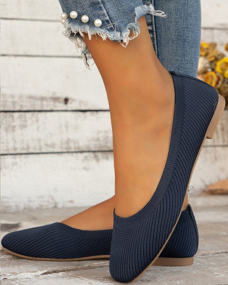 Flate sko med rund tå som puster