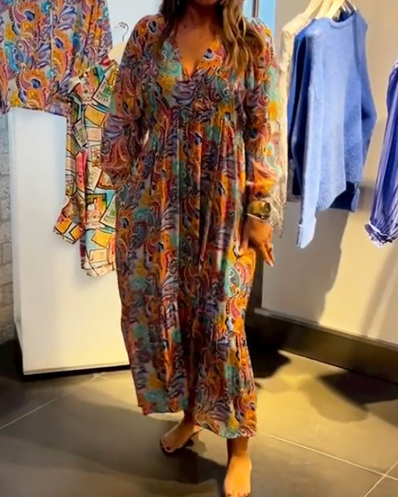 Lang kjole med A-linjet trykk og V-hals