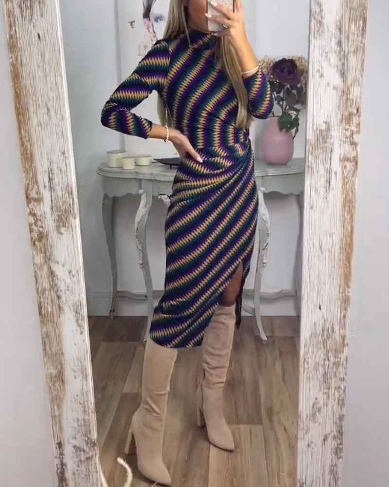 Sexy kjole med stripete og høy hals