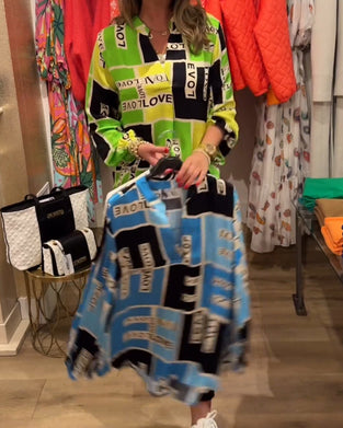 Uformell topp med v-hals med bokstavtrykk