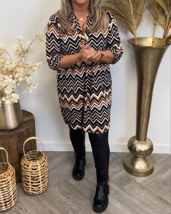 V-hals kjole med bølgetrykk