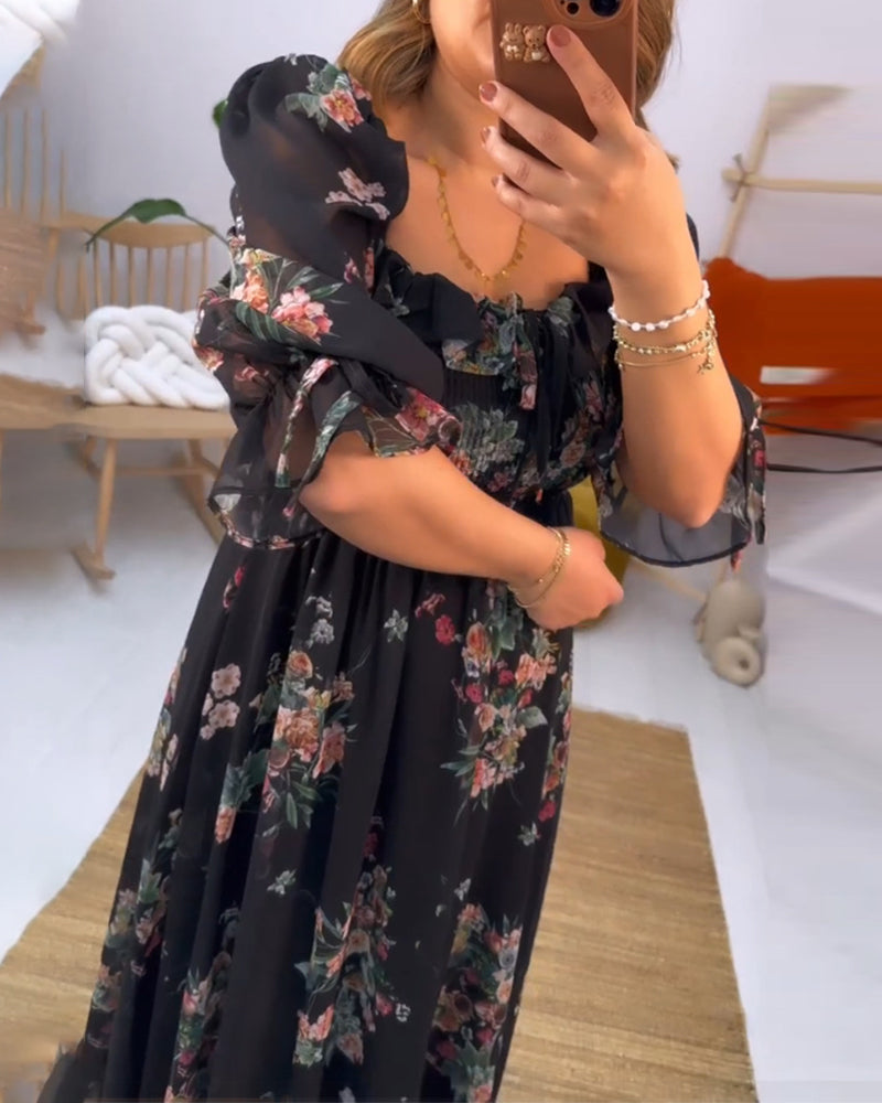 Elegant kjole med firkantet hals med blomstertrykk