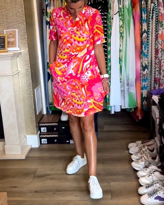 Kjole med lommer og trykk og korte ermer