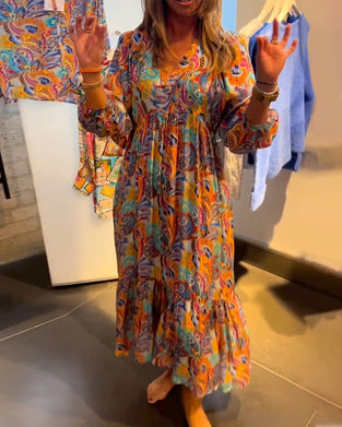 Lang kjole med A-linjet trykk og V-hals