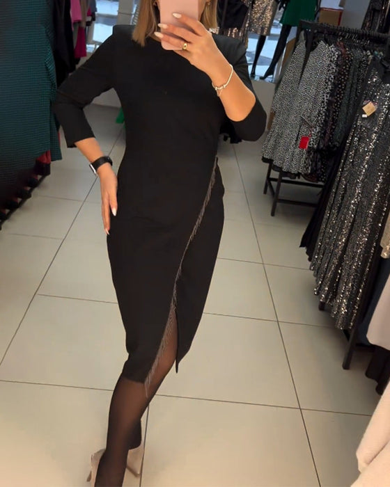 Kjole med rund hals og skrå splitt