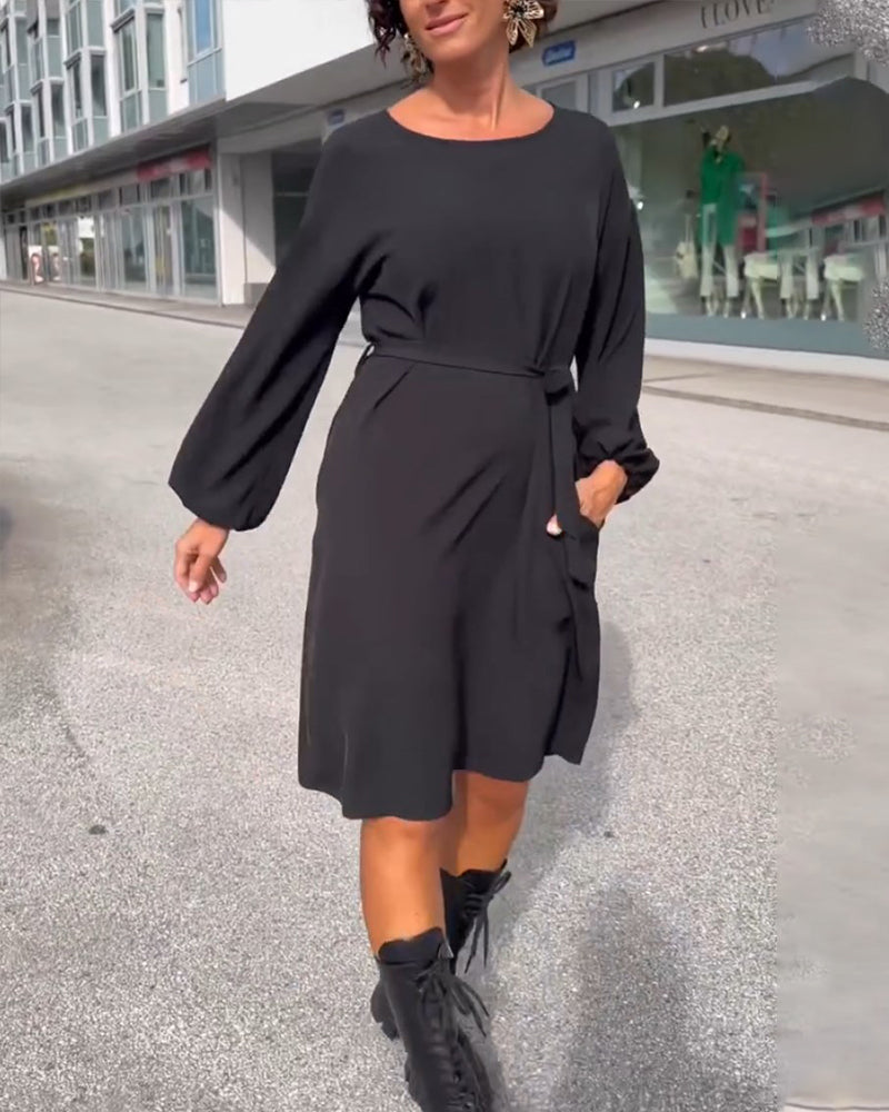 Ensfarget kjole med rund hals