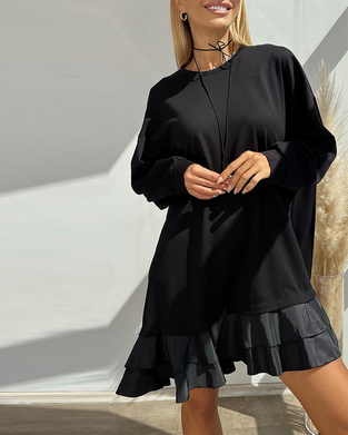 Løs ensfarget kjole med patchwork