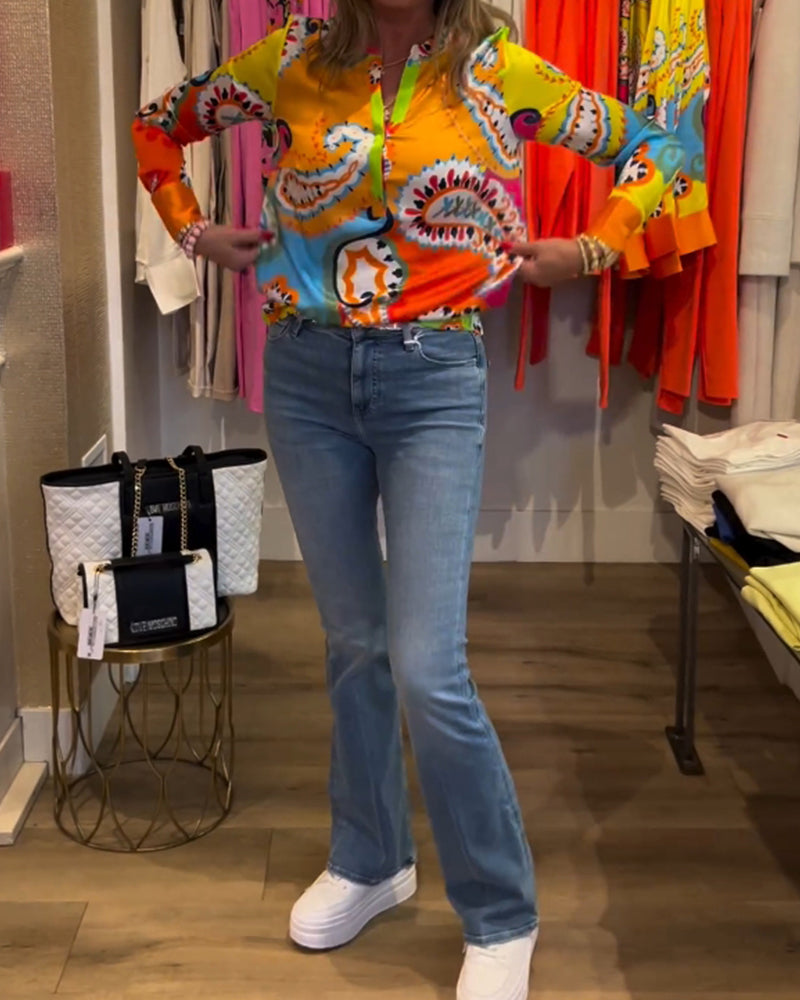 Langermet bluse med fargerik trykt V-hals