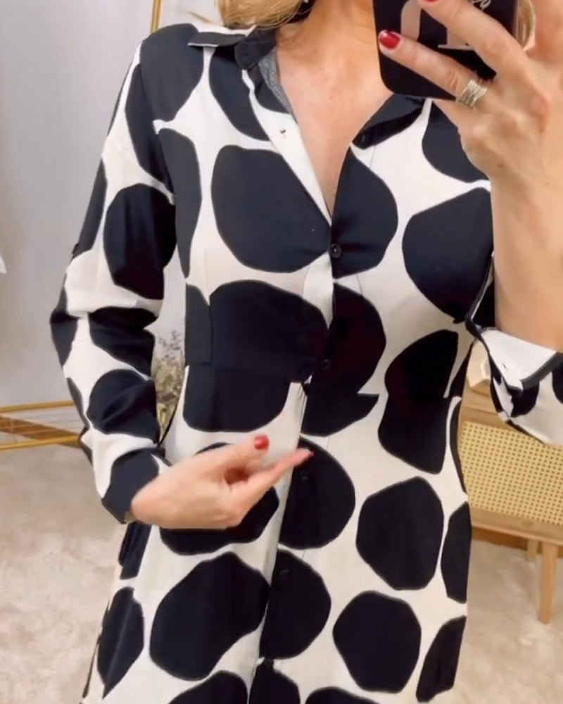 Kjole med geometrisk trykk