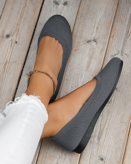 Flate sko med rund tå som puster