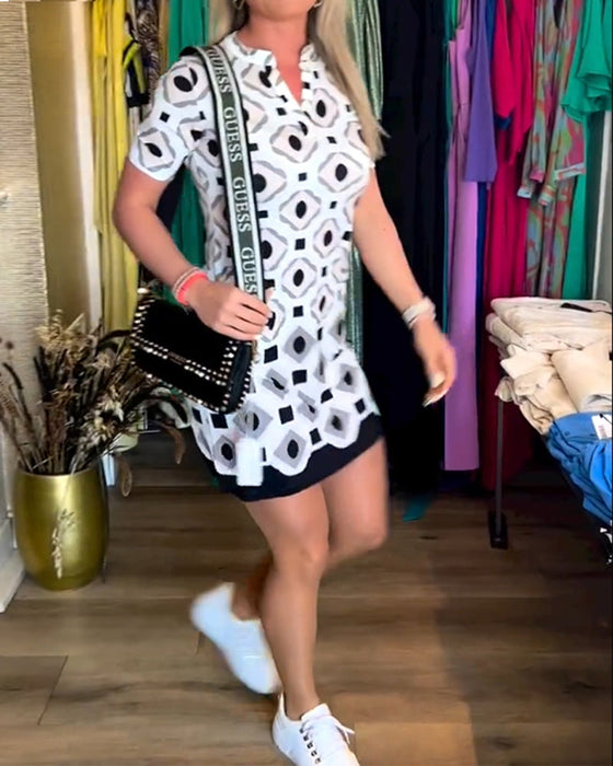 Kjole med V-hals og korte ermer med trykk