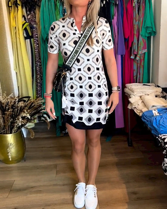 Kjole med V-hals og korte ermer med trykk