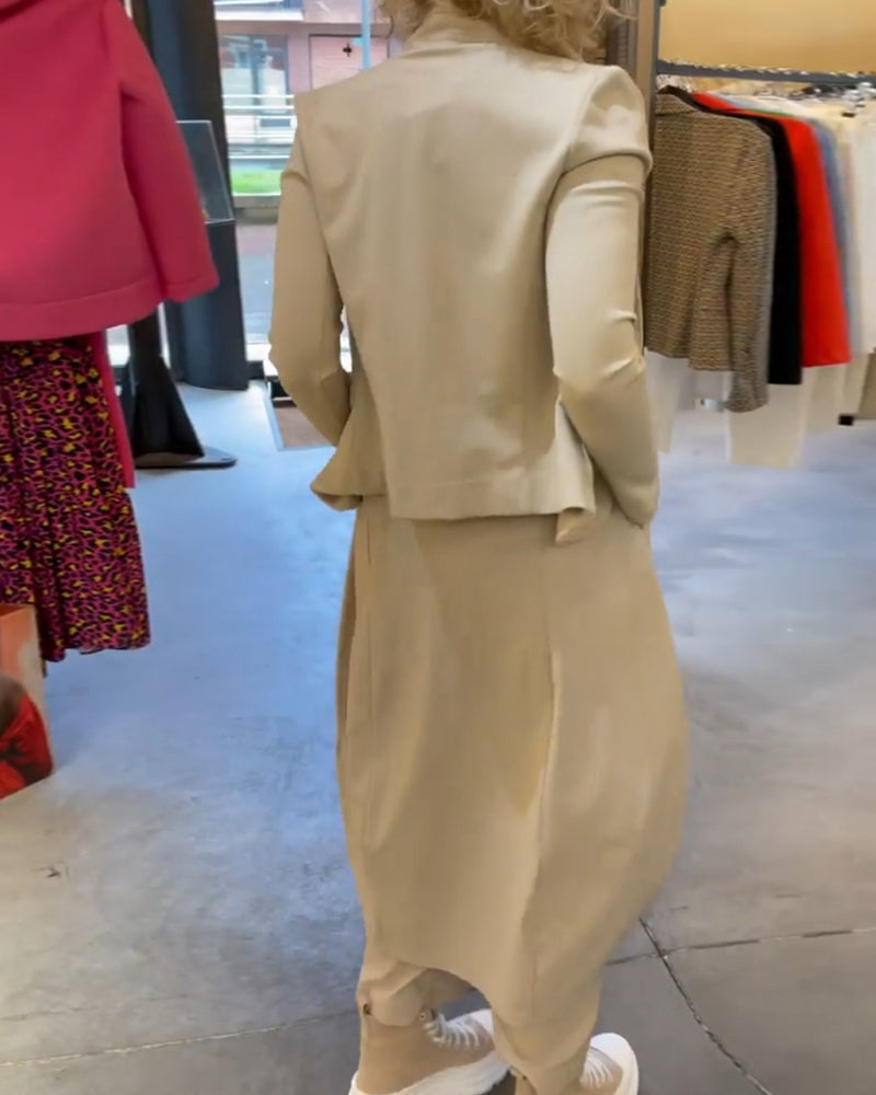 Kjole med ensfarge og lang erme