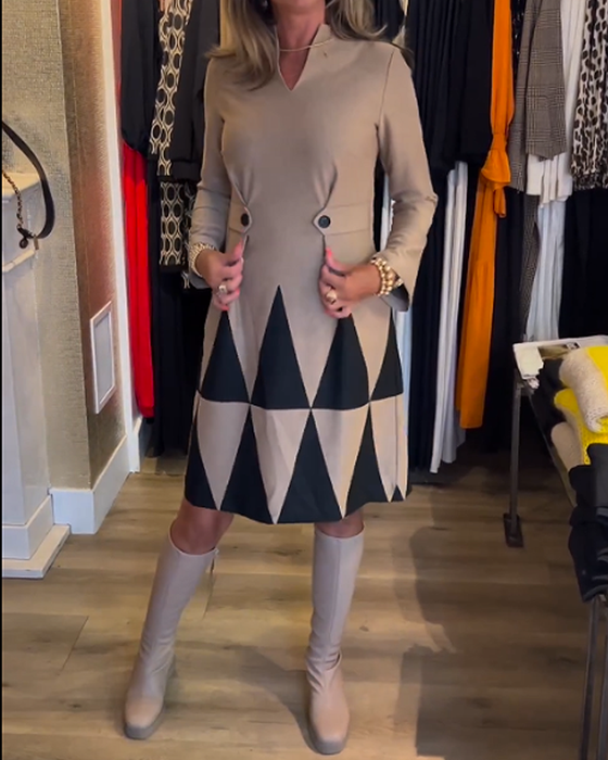 Elegant kjole med geometrisk trykk