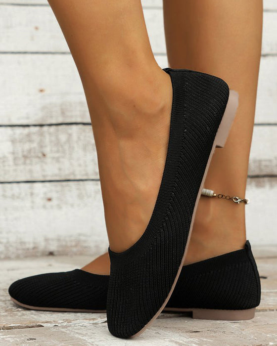 Flate sko med rund tå som puster