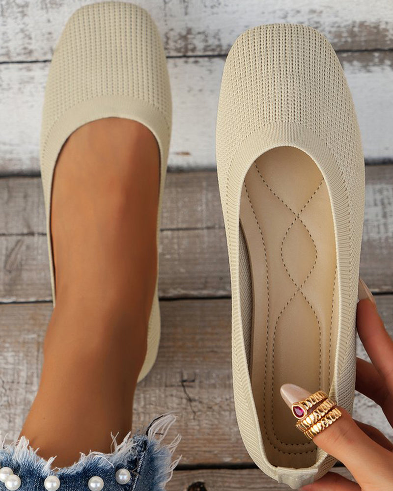 Flate sko med rund tå som puster