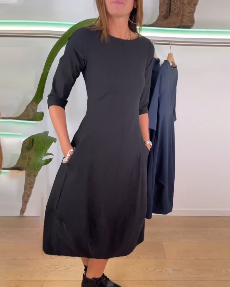 Enkel ensfarget kjole med lommer