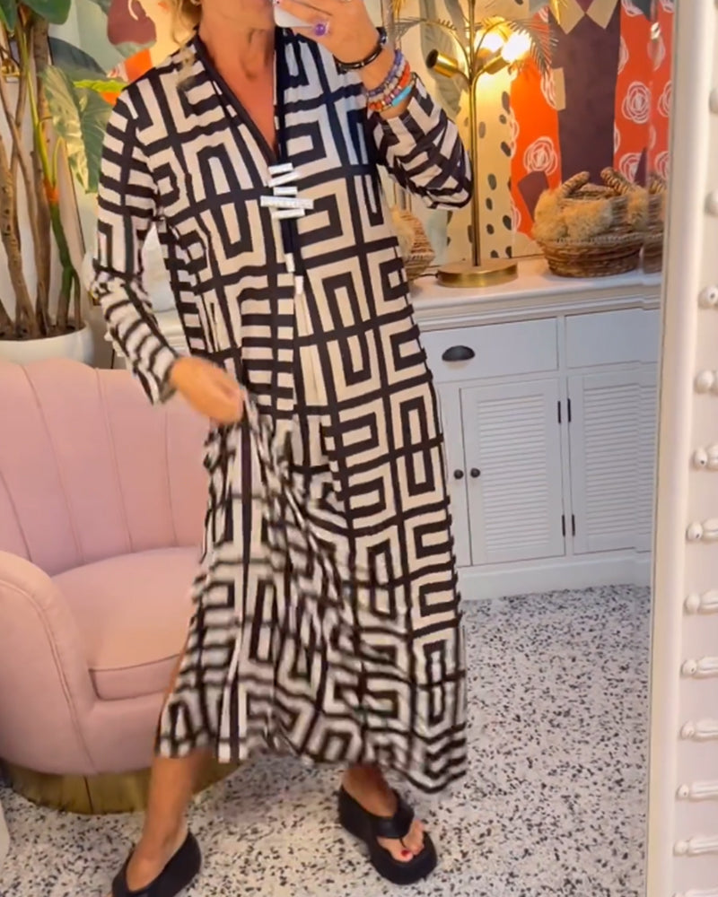 V-hals kjole med geometrisk trykk